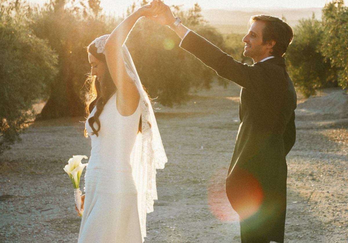 La novia que lució un precioso velo y un mantón bordado para su boda en Sevilla