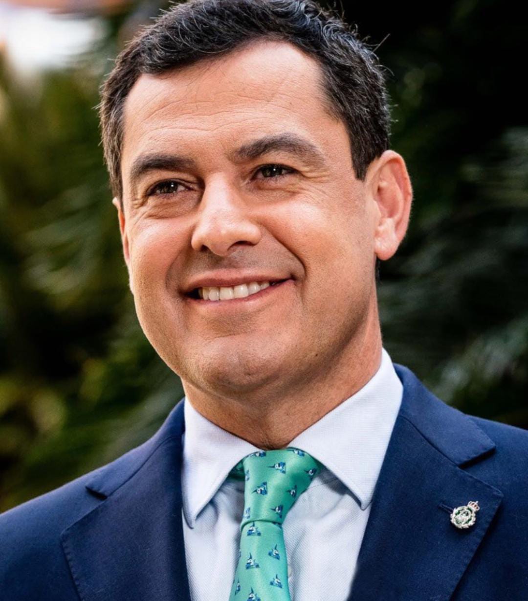 Corbatas de ‘La Canina’ y de Curro de la Expo: así es la original marca sevillana que luce Juanma Moreno