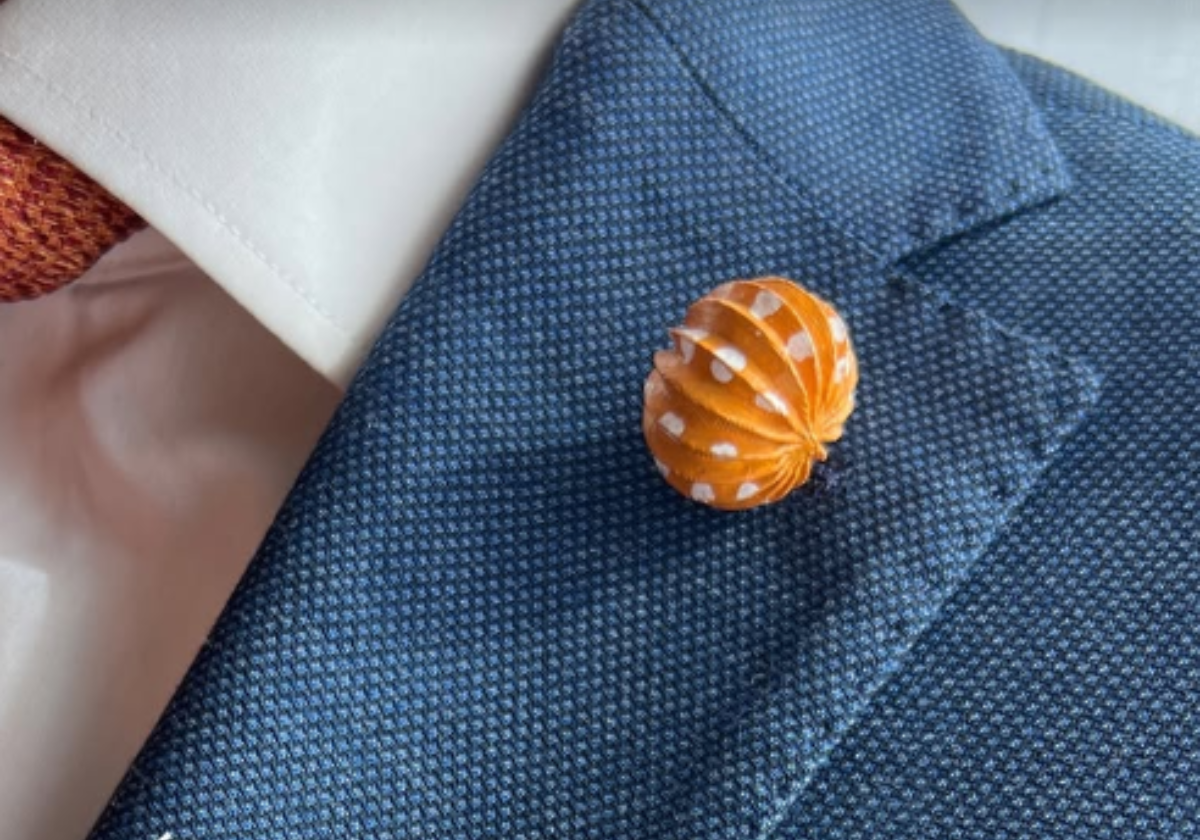 Adiós al clásico pin de la portada: este es el accesorio que más se venderá para la Feria de Sevilla