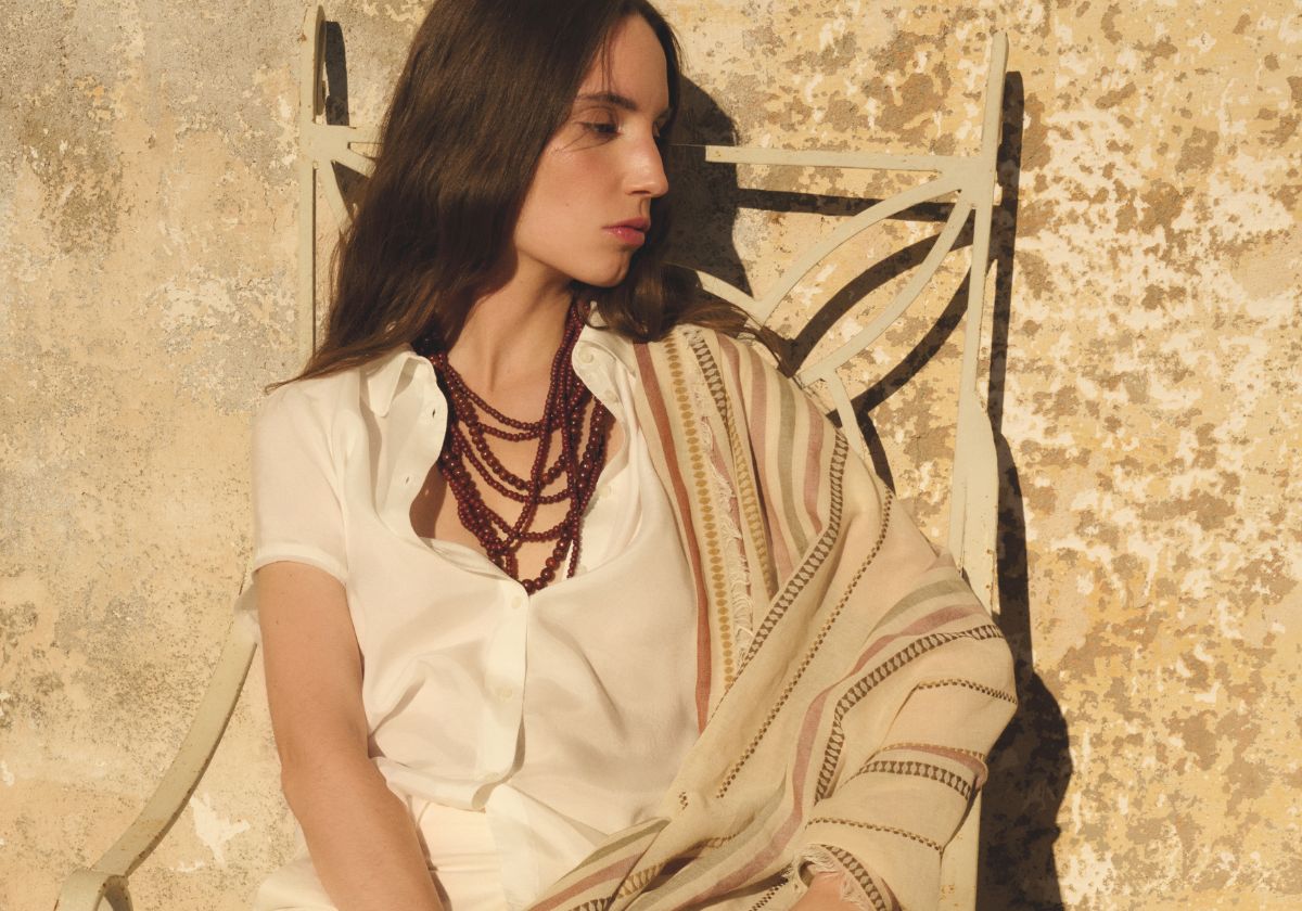 El lino, los abanicos y los trajes de tres piezas, protagonistas de la nueva colección de esta conocida firma del centro de Sevilla