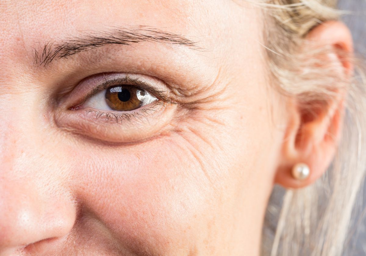 Di adiós a las patas de gallo y al código de barras de los labios con esta rutina facial natural