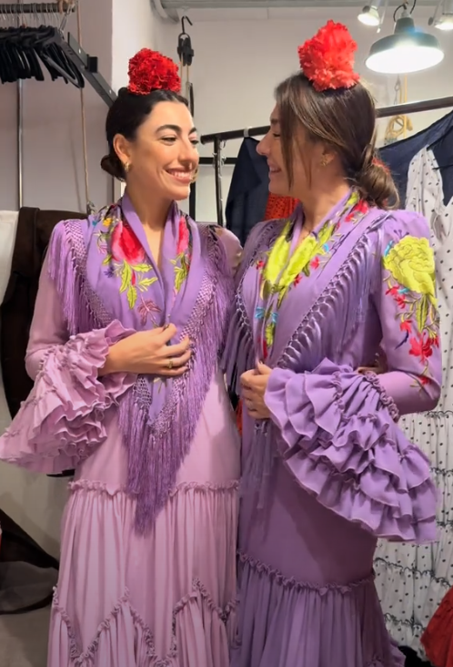 Raquel Revuelta y su hija eligen sus vestidos de flamenca de esta firma sevillana: «Uno siempre tiene que ser de aquí»
