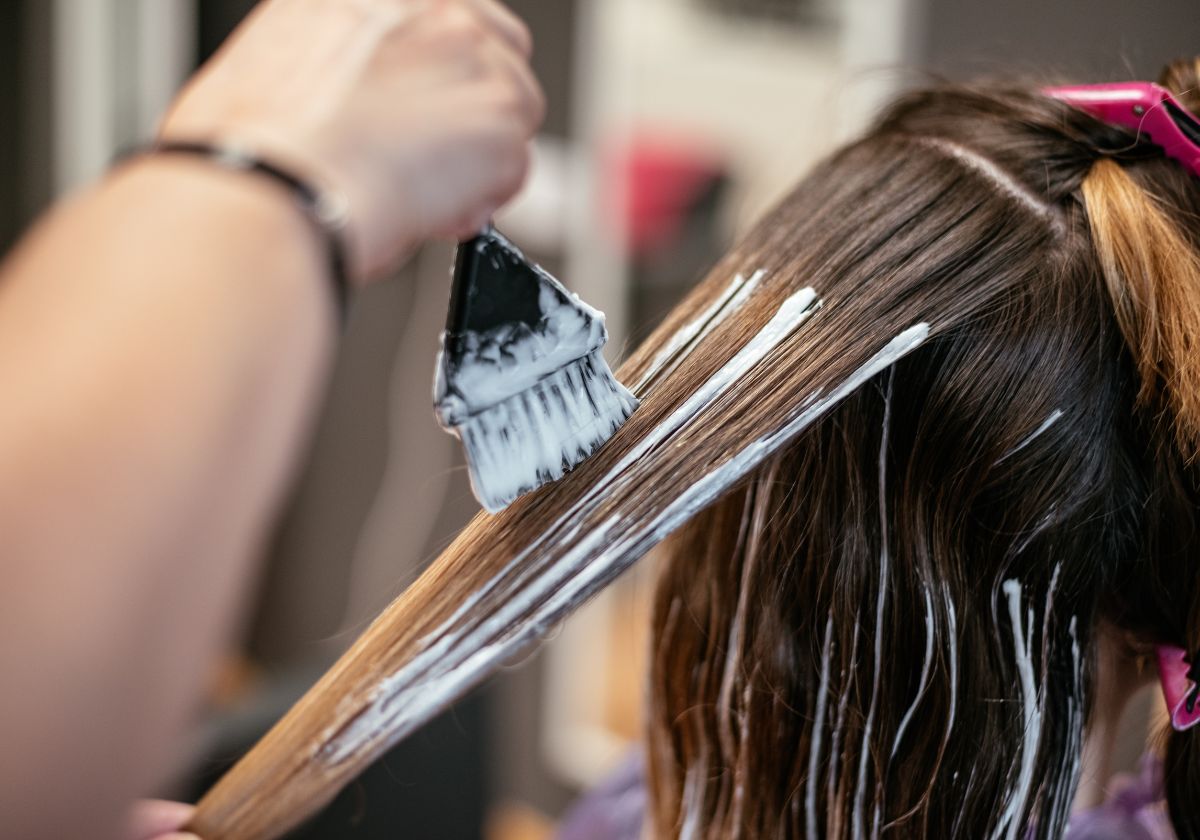 No es el rubio: este es el color de tinte que más castiga tu pelo (y cómo evitarlo)