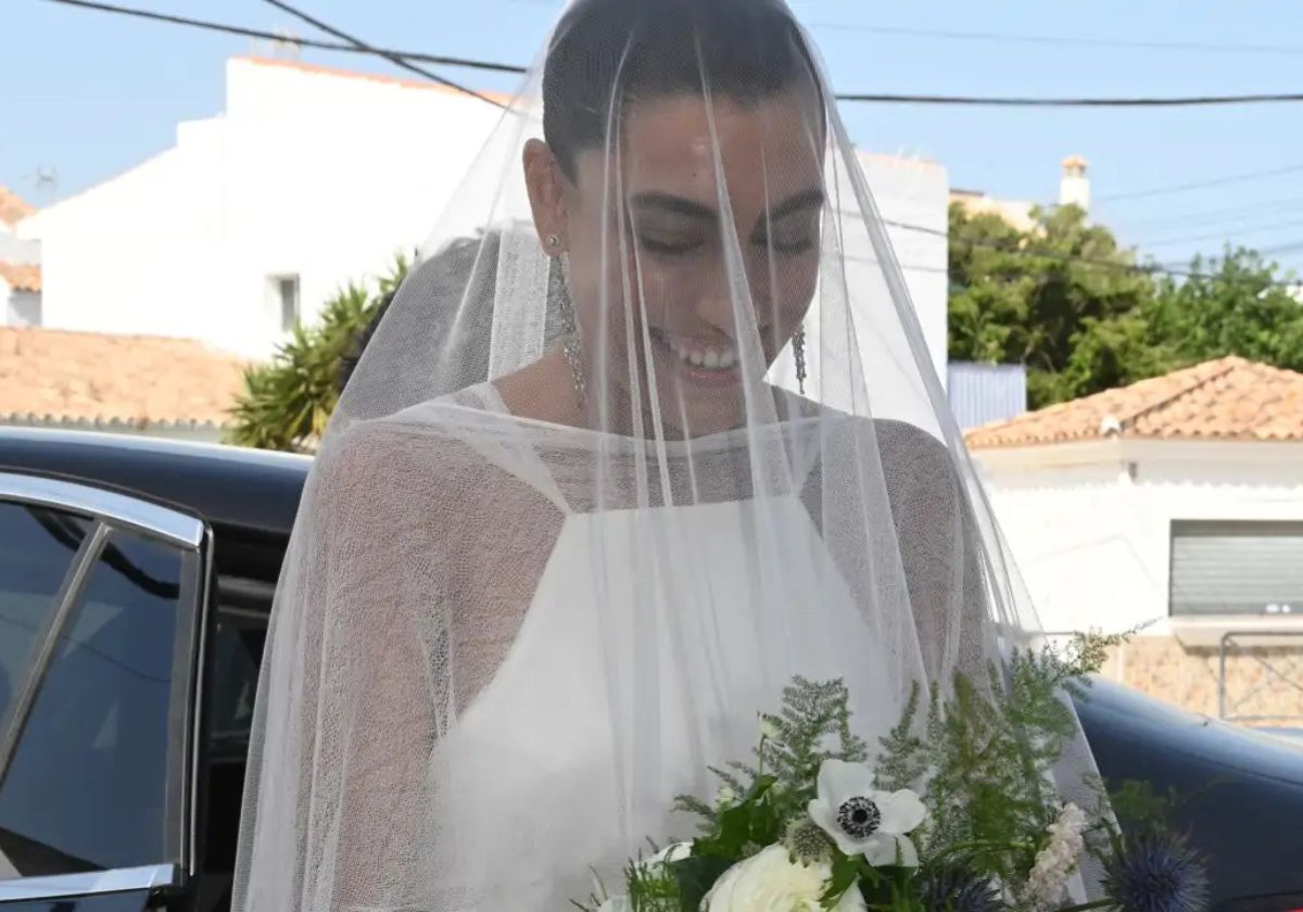 De Victorio y Lucchino: así es el vestido de novia con el que se ha casado Claudia Jiménez, hija de Raquel Revuelta