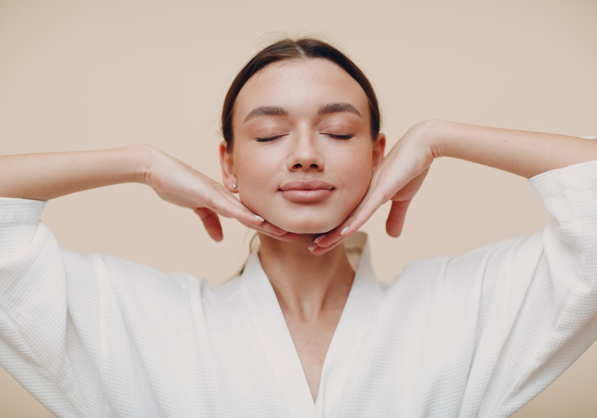 Ejercicios faciales que las mayores de 50 deben aplicar en su rutina para lograr un ‘efecto lifting’ sin cremas