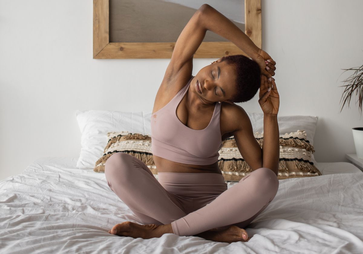 Los tres sencillos ejercicios que puedes hacer en la cama antes de dormir para conseguir un vientre plano