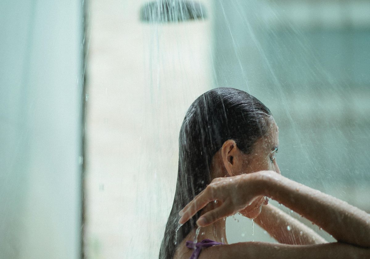 Lavar el pelo con vinagre: esta es la forma correcta que recomiendan los dermatólogos