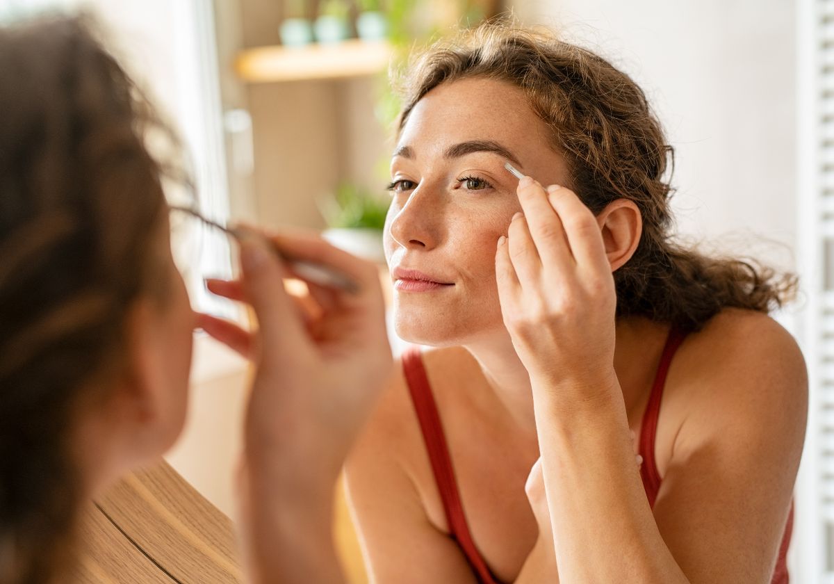 El truco infalible para depilarte las cejas en casa y que parezcan profesionales sin morir en el intento