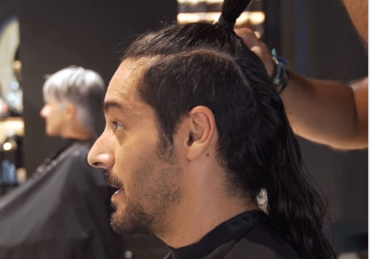 Un bombero de Sevilla cambia de look radical con Víctor del Valle después de 3 años: “El olor a quemado en el pelo…”