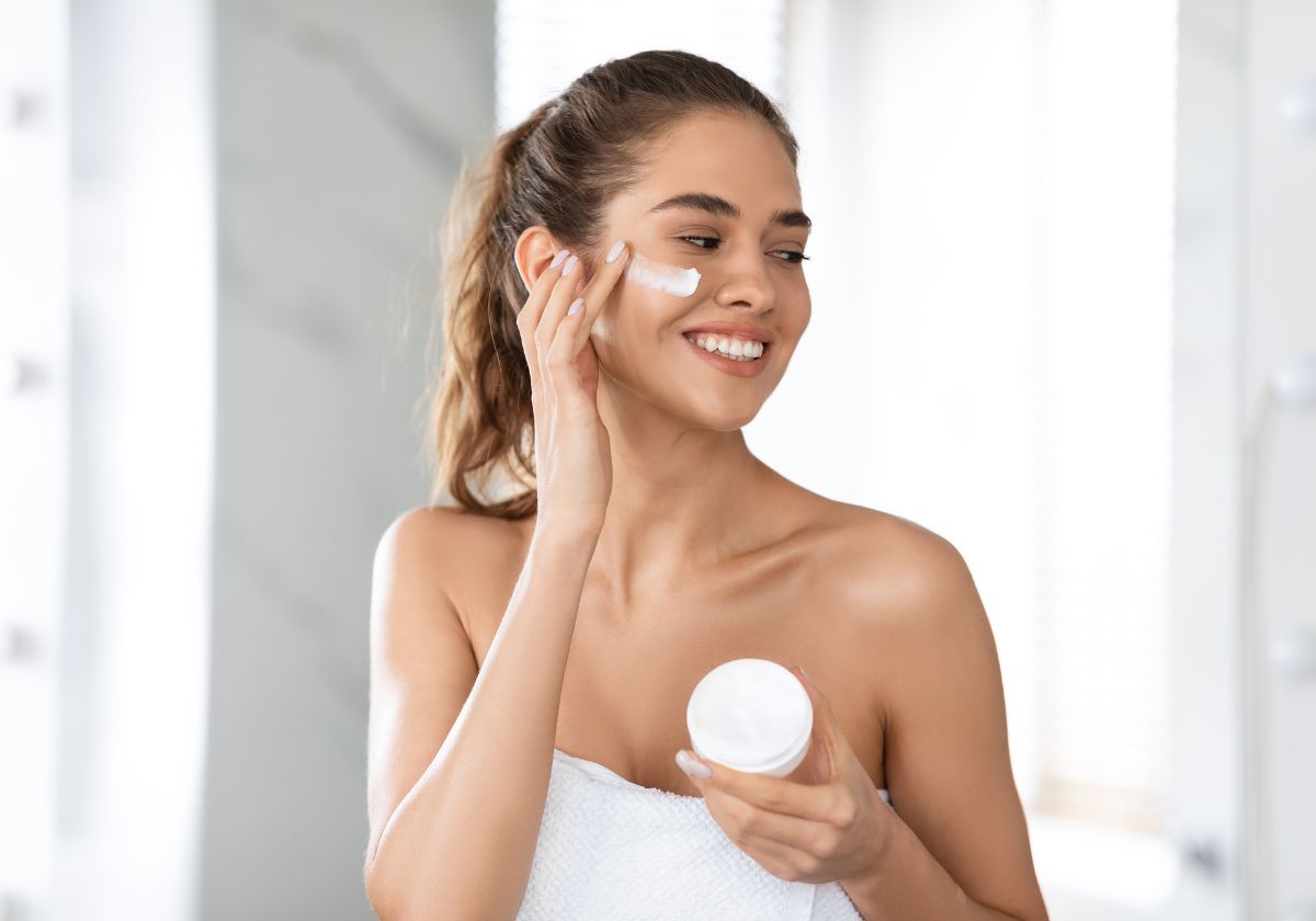 Aplicarte la crema de este modo puede hacer que tus arrugas aumenten: este es el método que recomiendan los dermatólogos