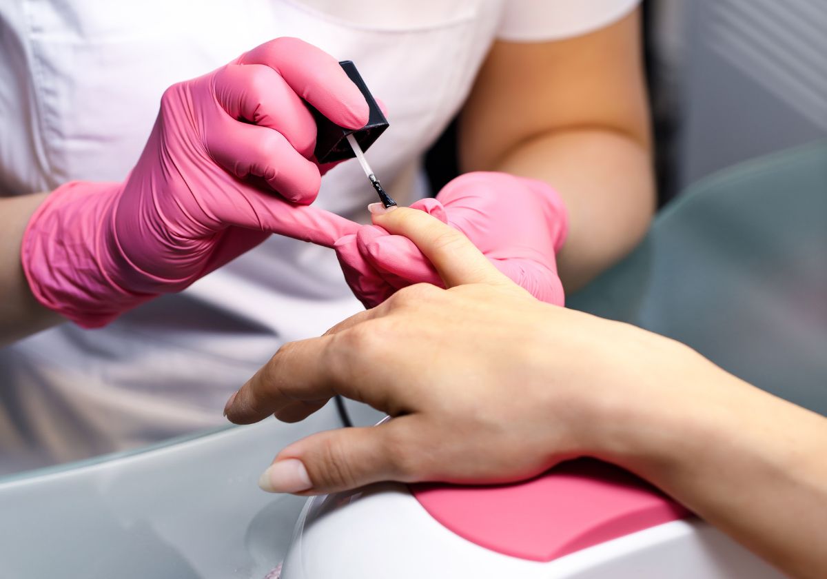 No te dejes el esmalte de uñas más de una semana, una manicurista advierte de sus riesgos: “Si se deja mucho tiempo…”