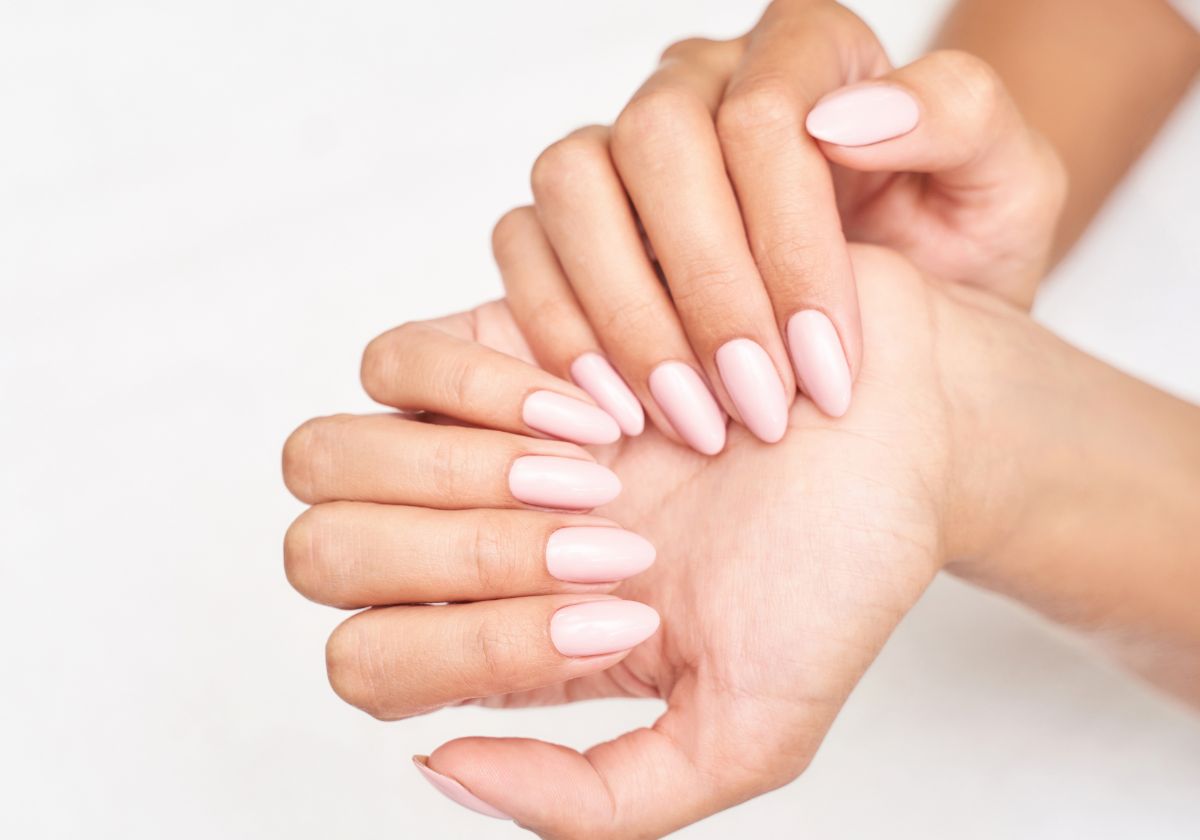 Adiós a la semipermanente en las uñas: esta es la técnica que más se usa este año