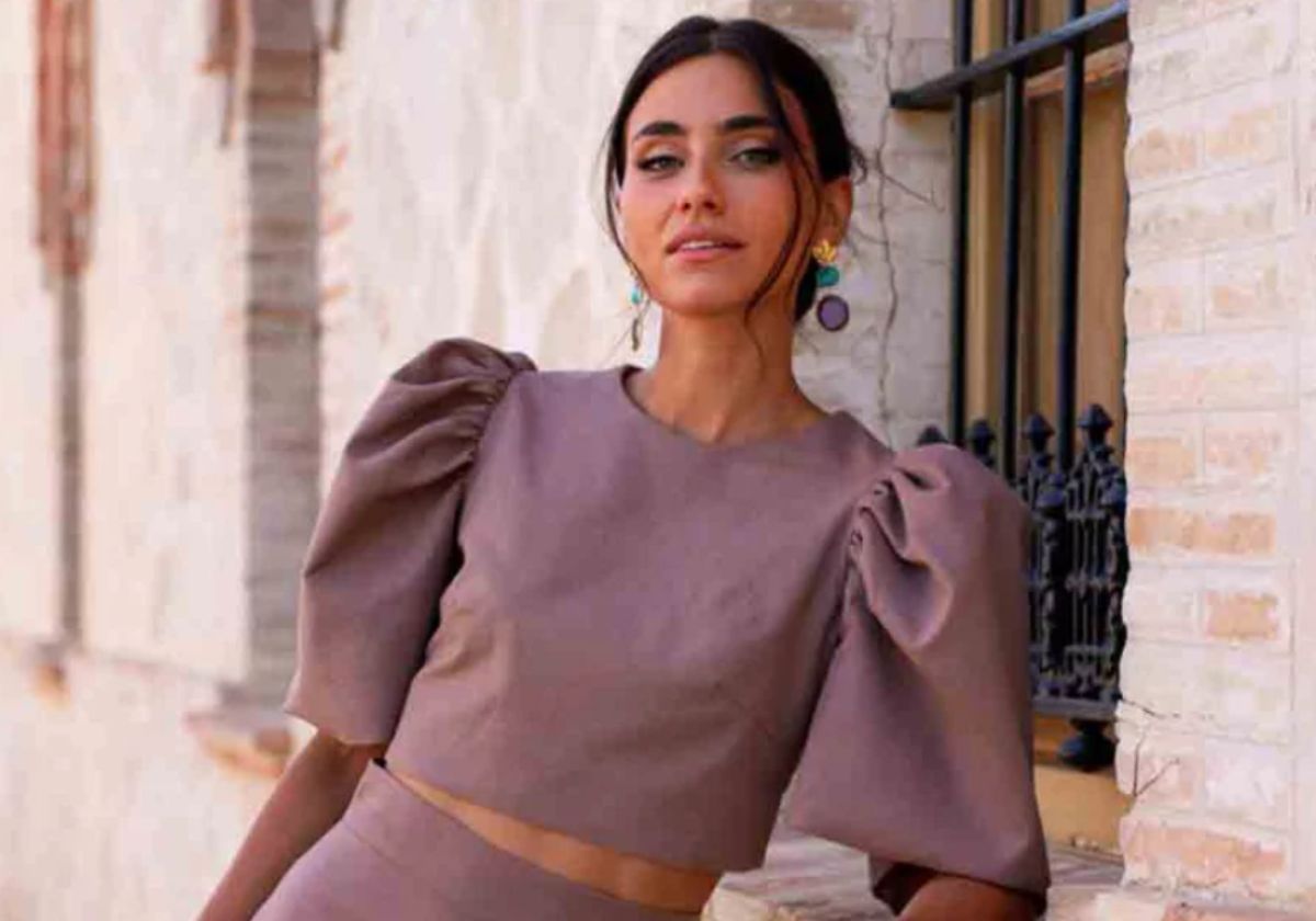 Flecos, volantes y capas: así son los nuevos vestidos de Mariquita Trasquilá para bodas de otoño