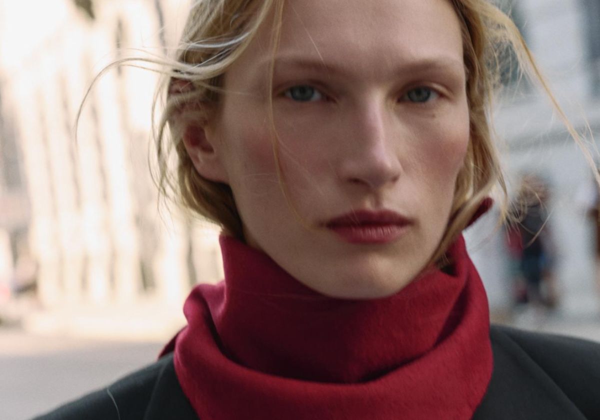 Acaba de llegar a Zara el sustituto a la bufanda en invierno: se ata sola y cuesta menos de 18 euros