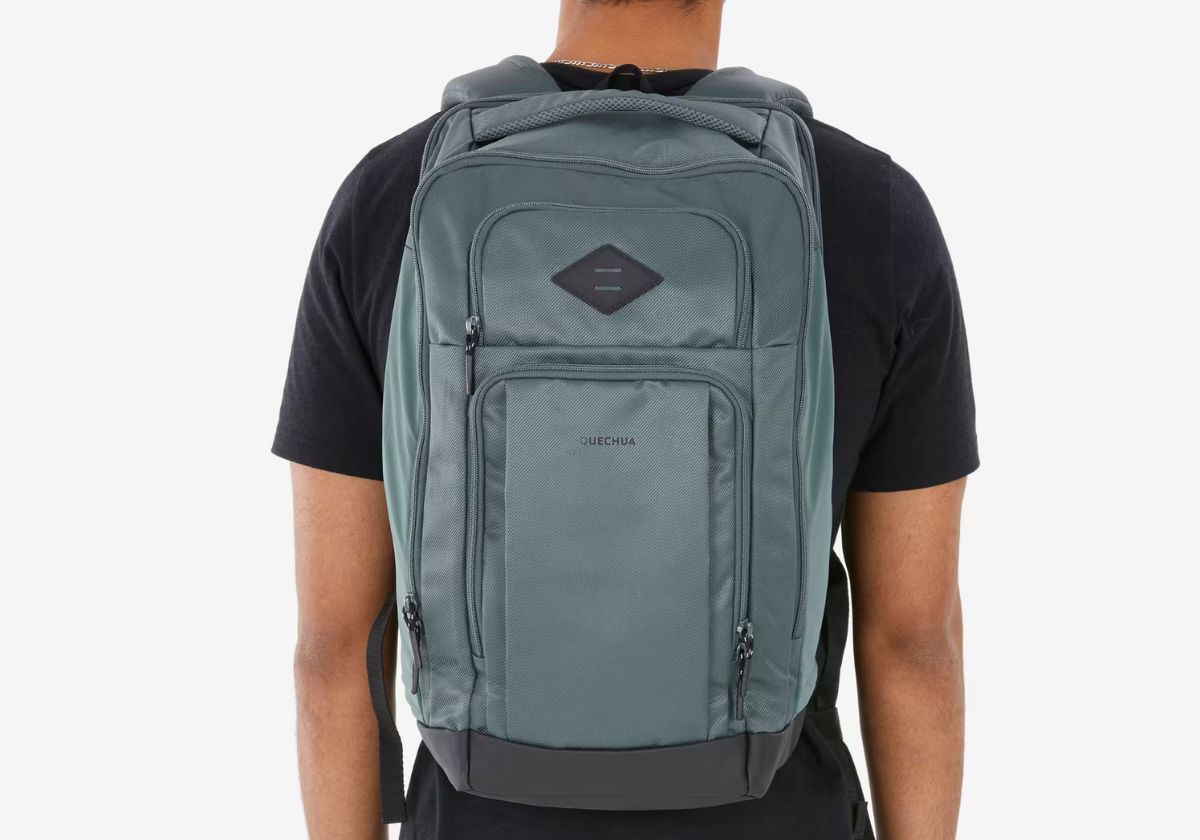 La mochila perfecta para viajar y no facturar está en Decathlon: es amplia y cumple las medidas