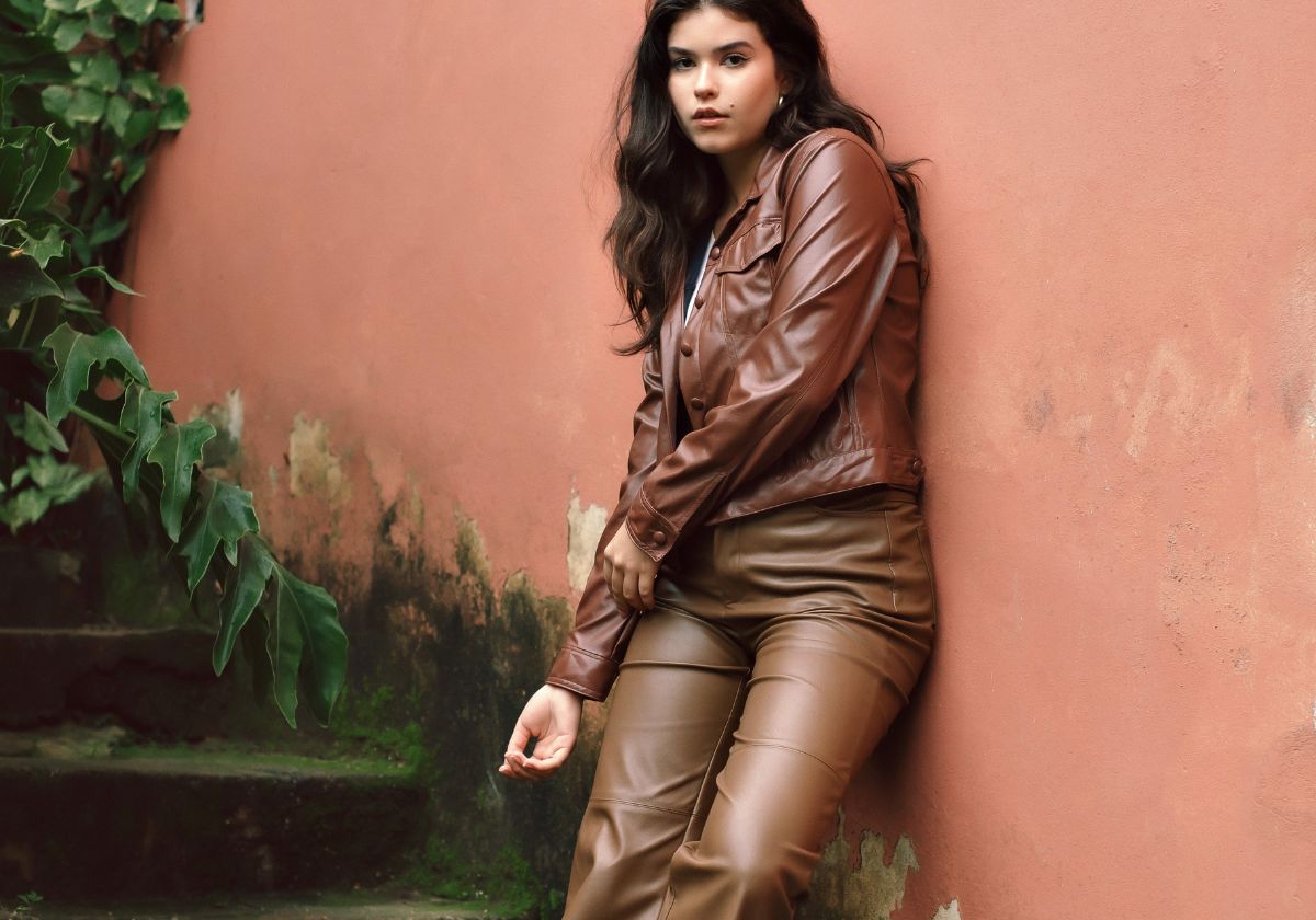 Los pantalones baggy de cuero que vuelven de los 90: cómo combinarlos para un estilo oversize