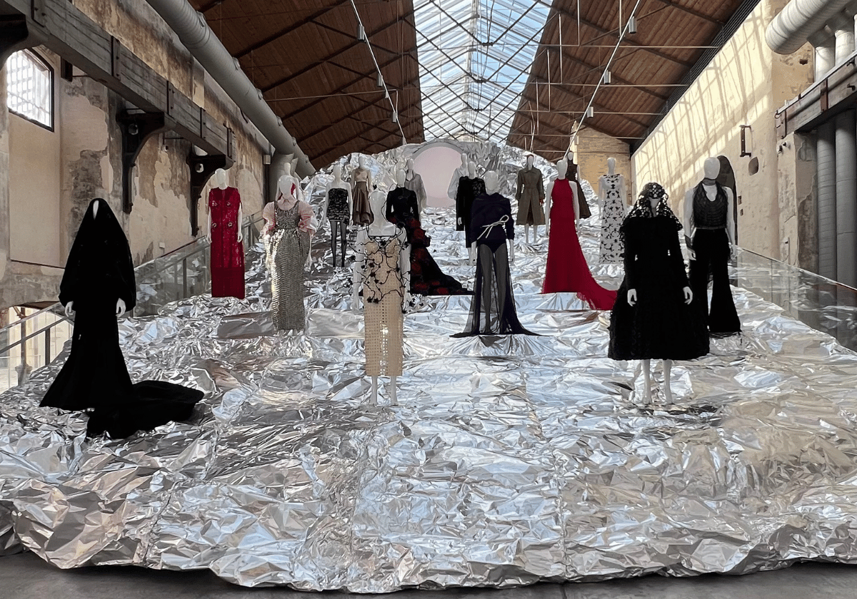 Todo sobre ‘LUX’, la exposición de moda andaluza en la Real Fábrica de Artillería de Sevilla: “Nunca se ha hecho algo como esto”