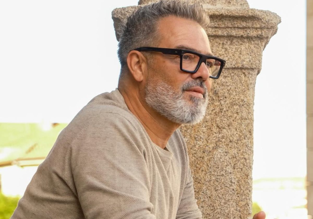 Víctor del Valle, peluquero sevillano: “Si quieres tener el pelo sano, lo mejor es dejar crecer las canas”