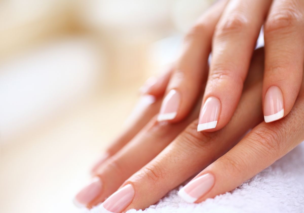 Manicura después de los 40: 3 colores de esmaltes de uñas para invierno que modernizan tus uñas en 2025