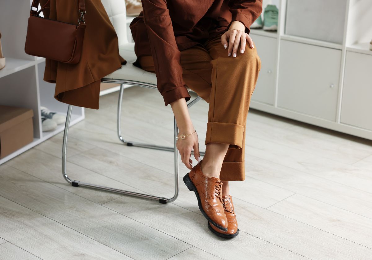 La tendencia de color de zapatos que hace que usar vaqueros con chaqueta no parezca anticuado