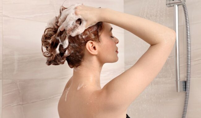 Ni cada dos días ni una vez a la semana: un dermatólogo aclara la frecuencia para lavarnos el pelo y tenerlo sano
