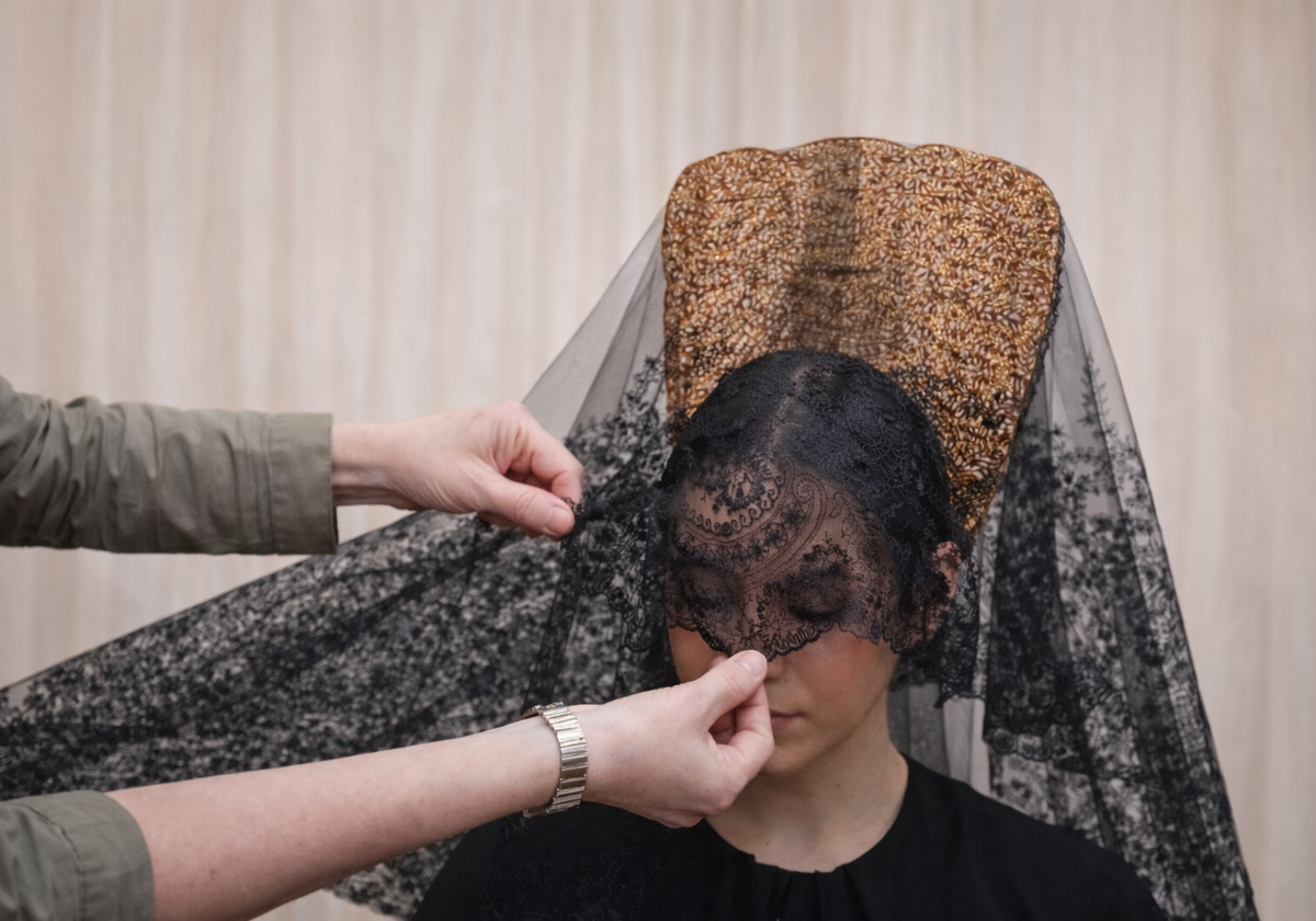 Una famosa tienda de Sevilla peinará y pondrá mantillas este Jueves Santo