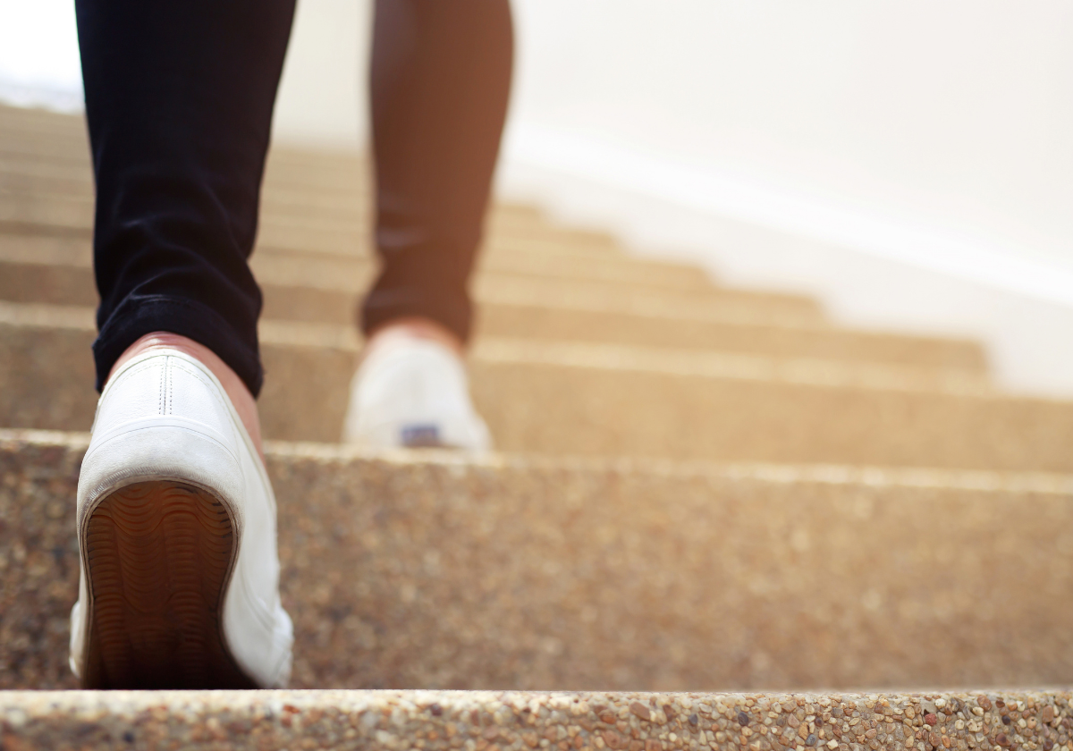 No es correr: el ejercicio diario que recomiendan los expertos para vivir más años