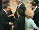  El presidente del Gobierno, Jos� Luis Rodr�guez Zapatero, y su esposa, Sonsoles Espinosa, son saludados por los expresidentes del Gobierno Jose Mar�a Aznar y Leopoldo Calvo Sotelo, en presencia de la concejala del ayuntamiento de Madrid Ana Botella y el secretario general del Partido Popular, Mariano Rajoy