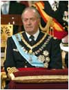  EL Rey Juan carlos sigue atentamente la ceremonia