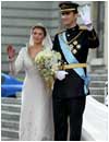  Los reci�n casados salen de la Almudena