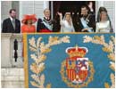  La Familia Real saluda desde el balc�n del Palacio Real, junto a los padres de Do�a Letizia Ortiz