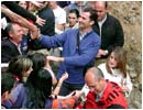   Los Pr�ncipes de Asturias saludan al p�blico reundio con gran espectaci�n en Albarrac�n