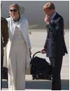 El pr�ncipe Guillermo de Holanda lleva en una cuna a su hija Amalia acompa�ado de su esposa M�xima Zorreguieta a su llegada al aeropuerto de Barajas