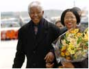  El presidente de la Fundaci�n Mandela, Nelson Mandela, y su mujer, Graca Machel