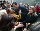 30/01/04. El Pr�ncipe de Asturias y su prometida, en su visita al Santuario de Covandoga. Las personas que les esperaban, les saludaron efusivamente