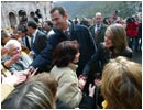 30/01/04. El Pr�ncipe de Asturias y su prometida, en su visita al Santuario de Covandoga. Las personas que les esperaban, les saludaron efusivamente