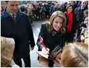 30/01/04. El Pr�ncipe de Asturias y su prometida, en su visita al Santuario de Covandoga. Las personas que les esperaban, les saludaron efusivamente