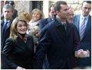 30/01/04. El Pr�ncipe de Asturias y su prometida, en su visita al Santuario de Covandoga. Las personas que les esperaban, les saludaron efusivamente
