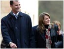 30/01/04. El Pr�ncipe de Asturias y su prometida, en su visita al Santuario de Covandoga. Las personas que les esperaban, les saludaron efusivamente