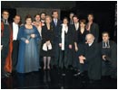 28/01/04. La Reina Sof�a, el Pr�ncipe Felipe y su prometida Letizia Ortiz posan con los actores de la �pera Tosca, al finalizar la representaci�n