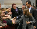 05/03/04. El Pr�ncipe de Asturias y su prometida saludan a las personas que les esperaban en la Iglesia del cristo de Medinaceli