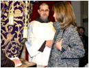 05/03/04. Letizia Ortiz besa al Cristo de Medinaceli