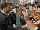 05/03/04. El Pr�ncipe de Asturias y su prometida saludan a las personas que les esperaban en la Iglesia del cristo de Medinaceli