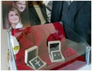 20/04/04. Joyas de C�rdoba para los novios. Regalo de la asociaci�n San Eloy.