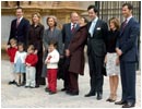 12/04/04. La Familia Real pos� ante los fot�grafos tras asistir a la misa en la Catedral de Palma de Mallorca durante la Semana Santa