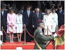 22/04/04. La Familia Real y la prometida del Pr�ncipe de Asturias, do�a Letizia Ortiz, rinden homenaje a la bandera nacional durante la parada militar ante el Congreso