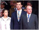 22/04/04. La Familia Real y la prometida del Pr�ncipe de Asturias, do�a Letizia Ortiz, rinden homenaje a la bandera nacional durante la parada militar ante el Congreso