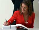 10/05/04. Letizia Ort�z, prometida del Pr�ncipe Felipe firma en el libro de honor en la inauguraci�n del F�rum Universal de las Culturas 2004
