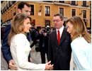 10/05/04. El Pr�ncipe y do�a Letizia saludan al Alcalde de Madrid y su esposa en la visita que realizaron al Ayuntamiento