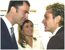 10/05/04. Don Felipe y su prometida saludan a Nacho Cano, autor de -Musica para una boda-, regalo que les present� durante su visita al Ayuntamiento de Madrid